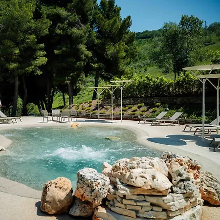 Colle Serrano Relais & * 里帕特兰索内