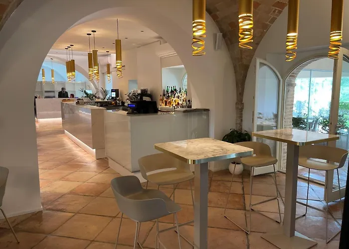 Colle Serrano Relais & * 里帕特兰索内