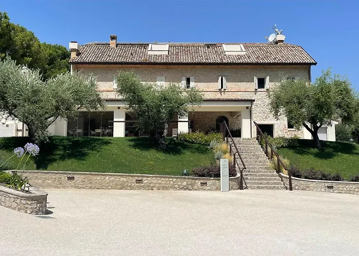 Colle Serrano Relais & * 里帕特兰索内